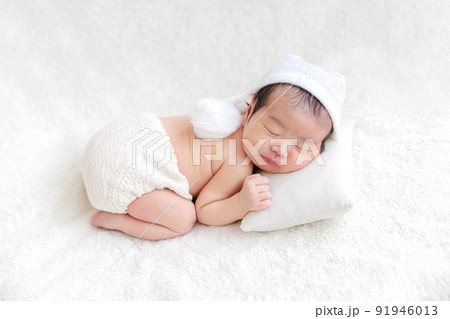赤ちゃん 新生児 ニューボーンフォト うつ伏せ 赤ちゃん 新生児 ニューボーンフォト うつ伏せ 91946013