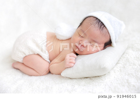 赤ちゃん 新生児 ニューボーンフォト うつ伏せ 赤ちゃん 新生児 ニューボーンフォト うつ伏せ 91946015