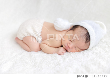 赤ちゃん 新生児 ニューボーンフォト うつ伏せ 赤ちゃん 新生児 ニューボーンフォト うつ伏せ 91946349