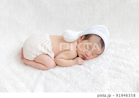 赤ちゃん 新生児 ニューボーンフォト うつ伏せ 赤ちゃん 新生児 ニューボーンフォト うつ伏せ 91946358