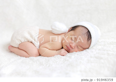 赤ちゃん 新生児 ニューボーンフォト うつ伏せ 赤ちゃん 新生児 ニューボーンフォト うつ伏せ 91946359