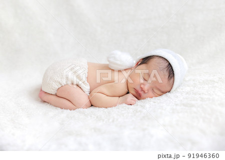 赤ちゃん 新生児 ニューボーンフォト うつ伏せ 赤ちゃん 新生児 ニューボーンフォト うつ伏せ 91946360