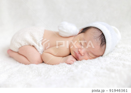 赤ちゃん 新生児 ニューボーンフォト うつ伏せ 赤ちゃん 新生児 ニューボーンフォト うつ伏せ 91946361