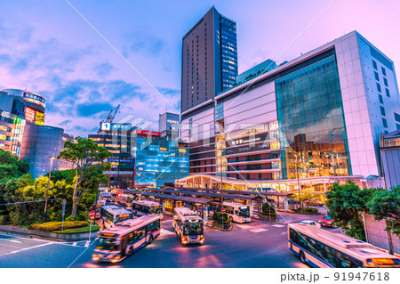 日本の横浜都市景観 7月、第7波襲来！BA.5増加…神奈川4230人…横浜駅などを望む…＝7月11日 91947618