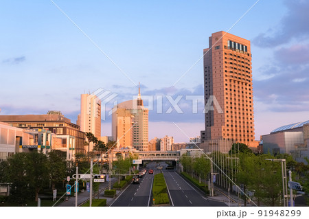 千葉市美浜区 夕方の幕張新都心、メッセ大通りと高層ビル群 千葉市美浜区 夕方の幕張新都心、メッセ大通りと高層ビル群 91948299
