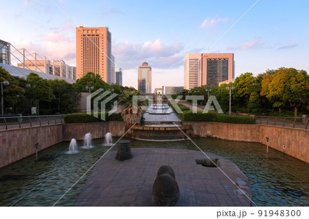 千葉市美浜区 夕方の幕張新都心、緑と水と彫刻のプロムナード(メッセモール) 千葉市美浜区 夕方の幕張新都心、緑と水と彫刻のプロムナード(メッセモール) 91948300