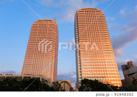 千葉市美浜区 夕方の幕張新都心、高層ビル群 91948302