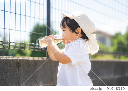 麦茶を飲む2歳の男の子 91948310