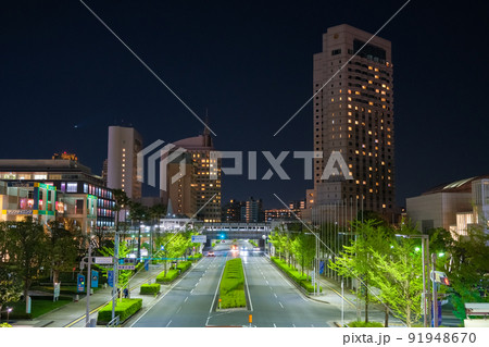 千葉市美浜区 夜の幕張新都心、メッセ大通りと高層ビル群 91948670