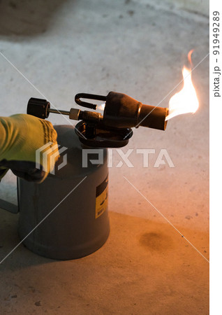 Gasoline blowtorch with a burning fire, the use...の写真素材 [91949289] - PIXTA