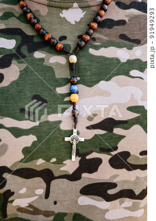 The Ukrainian military wears a rosary on his chest, 91949293