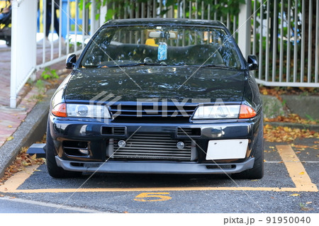 駐車場の黒いスポーツカー イメージ 駐車場の黒いスポーツカー イメージ 91950040