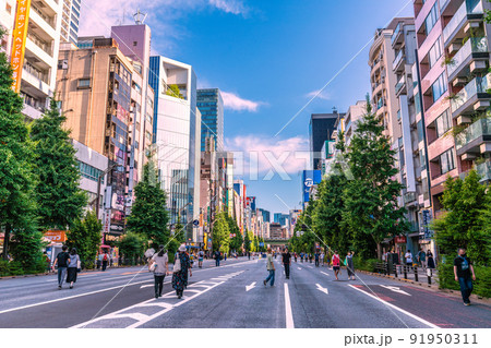 日本の東京都市景観 7月、第7波襲来！BA.5増加…、東京9千人超、秋葉原のホコ天は…＝10日 91950311