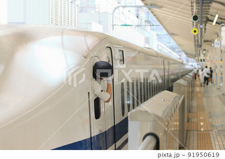 発車する新幹線の車掌 安全確認 東京駅 東海道山陽新幹線 発車する新幹線の車掌 安全確認 東京駅 東海道山陽新幹線 91950619