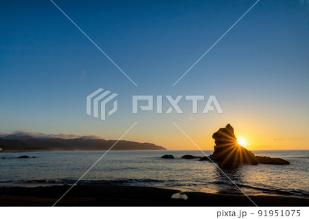 太平洋日向灘のマジックアワーの彩の中梅ヶ丘浜の日南海岸に聳り立つ獅子岩 太平洋日向灘のマジックアワーの彩の中梅ヶ丘浜の日南海岸に聳り立つ獅子岩 91951075