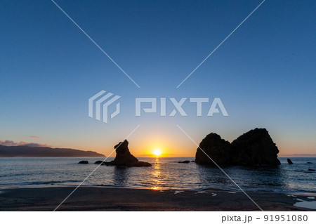 太平洋日向灘のマジックアワーの彩の中梅ヶ丘浜の日南海岸に聳り立つ獅子岩 91951080