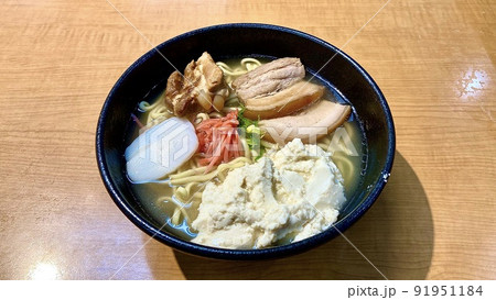 琉球名物である沖縄そば(斜めから撮影) 琉球名物である沖縄そば(斜めから撮影) 91951184