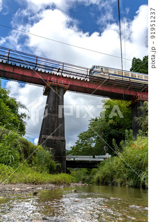 夏の空の下の日南線榎原駅から日向大束駅間の鉄橋を走り抜ける日南線キハ40 夏の空の下の日南線榎原駅から日向大束駅間の鉄橋を走り抜ける日南線キハ40 91951237