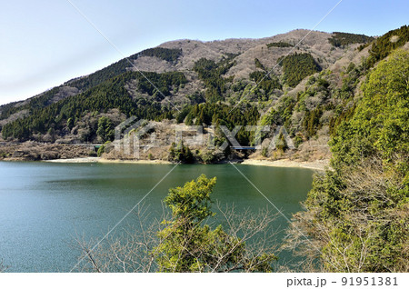神奈川県山北町　丹沢湖とミツバ岳 91951381
