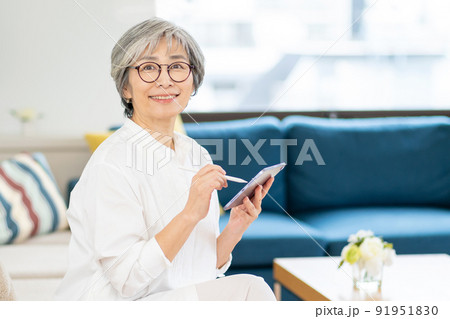 シニアの女性 タブレット 眼鏡 シニアの女性 タブレット 眼鏡 91951830