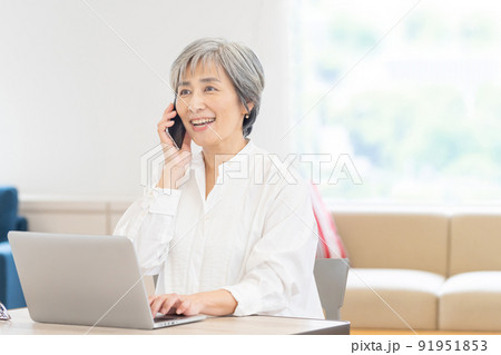 シニアの女性 スマホ パソコン シニアの女性 スマホ パソコン 91951853