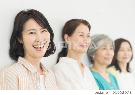 ミドル世代　シニア世代　女性活躍 91952073