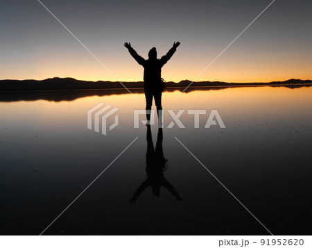 ウユニ塩湖の日の出⑫ 91952620