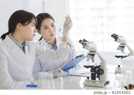 研究をする白衣の女性 実験 研究をする白衣の女性 実験 91954002