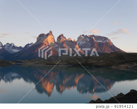 チリのパイネ国立公園のぺオエ湖の眺め⑰ 91954121