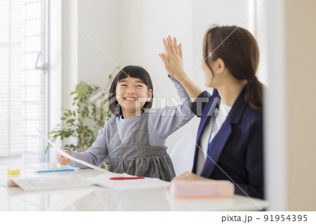 学習塾でテストの結果を喜ぶ女の子 小学生 学習塾でテストの結果を喜ぶ女の子 小学生 91954395