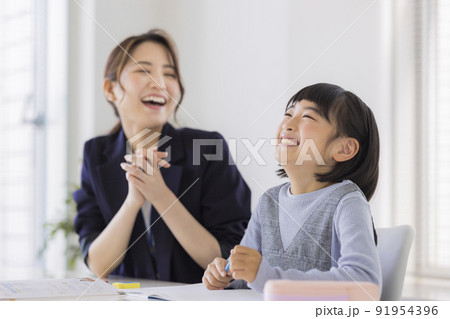 塾で学習をする小学生 女の子 勉強 塾で学習をする小学生 女の子 勉強 91954396