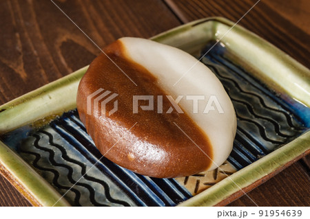 和菓子　4点　黒白＋ブラウン白 茶色と白色の二色のべこもち。北海道ではよく食べられる和菓子の一つ