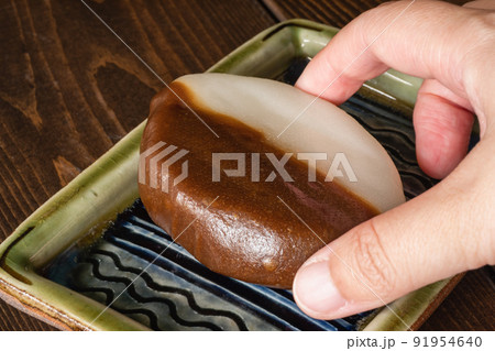 茶色と白色の二色のべこもち。北海道ではよく食べられる和菓子の一つ