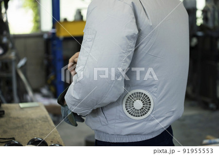 工場で空調作業服を着て作業をする男性 工場で空調作業服を着て作業をする男性 91955553