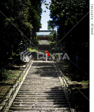 夏の神社に参拝に行く浴衣女性 91955561