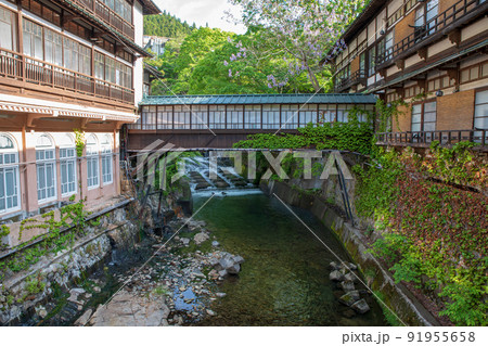 日本最古の湯宿建築　積善館　四万温泉　春の季節　　　 91955658