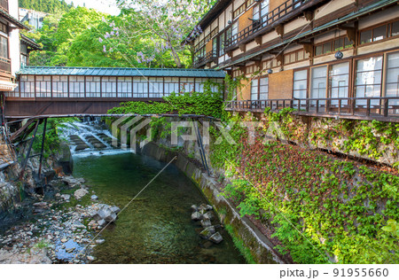 日本最古の湯宿建築　積善館　四万温泉　春の季節　　　 91955660