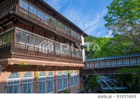 日本最古の湯宿建築 積善館 四万温泉 春の季節 日本最古の湯宿建築 積善館 四万温泉 春の季節 91955663