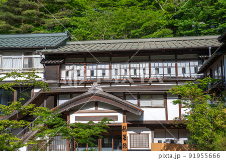 日本最古の湯宿建築　積善館　四万温泉　春の季節　　　 91955666