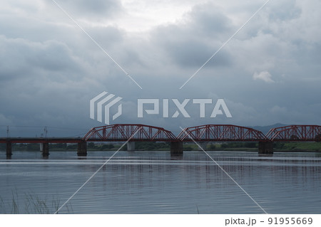 朝日に輝く鉄橋 91955669