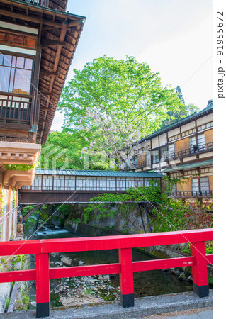 日本最古の湯宿建築　積善館　四万温泉　春の季節　　　 91955672
