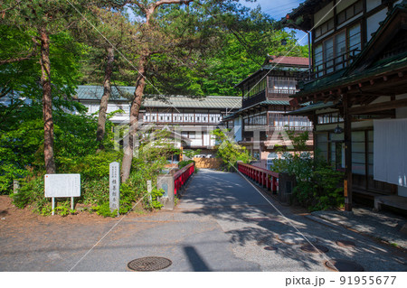 日本最古の湯宿建築　積善館　四万温泉　春の季節　　　 91955677
