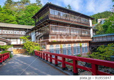 日本最古の湯宿建築　積善館　四万温泉　春の季節　　　 91955847