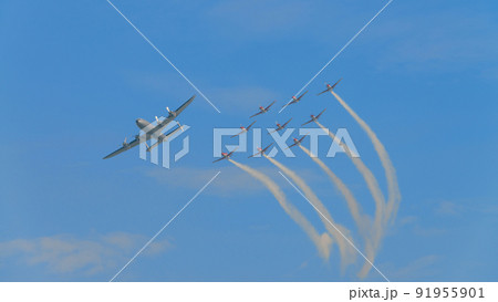 ロッキードL-1049Gスーパーコンステレーションとスイス空軍アクロバットチームPC-7 TEAM 91955901