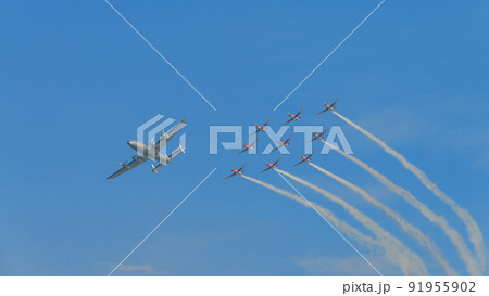 ロッキードL-1049Gスーパーコンステレーションとスイス空軍アクロバットチームPC-7 TEAM 91955902