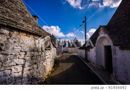 Famous landmark in Alberobello in Italy - the historic Trulli houses 91956092