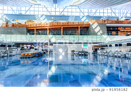 【イメージ素材】国際空港チェックインカウンター付近の風景 91956182