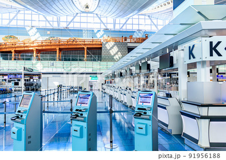 【イメージ素材】国際空港チェックインカウンター付近の風景 91956188