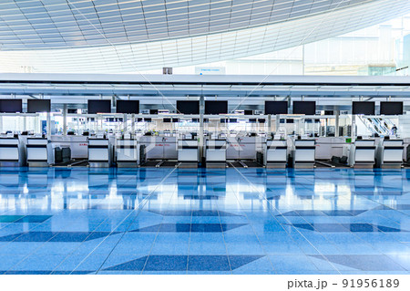 【イメージ素材】国際空港チェックインカウンター付近の風景 91956189