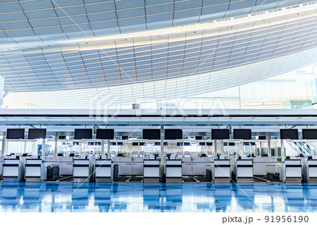 【イメージ素材】国際空港チェックインカウンター付近の風景 【イメージ素材】国際空港チェックインカウンター付近の風景 91956190